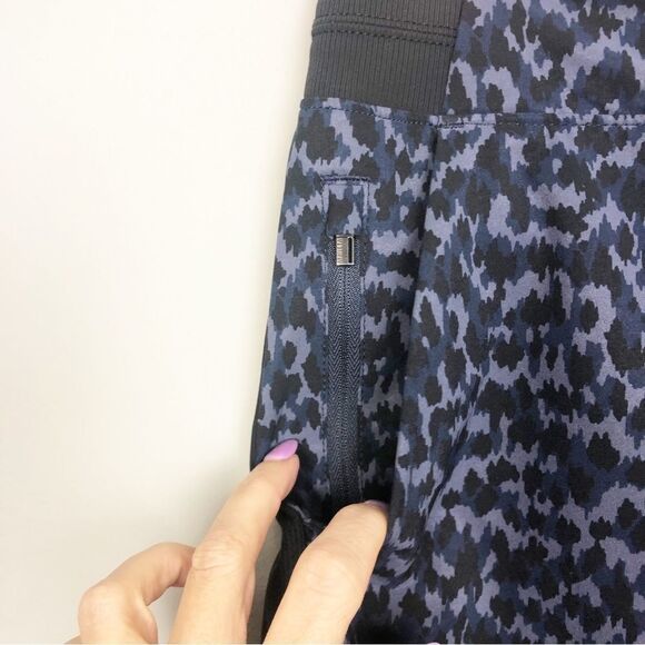 ATHLETA | Brooklyn Printed Shorts Blue & Navy Side Stripes Women’s Size 10 - Picture 8 of 12